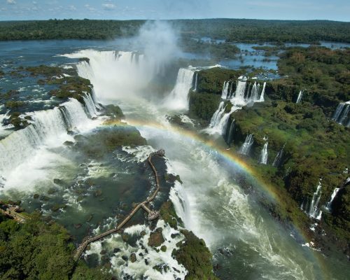 cataratas-do-iguacu-em-foz-com-arco-iris-1