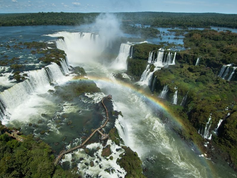 cataratas-do-iguacu-em-foz-com-arco-iris-1